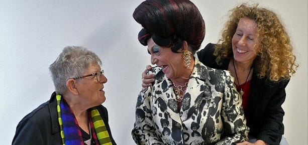 TOUR dAMOUR met Victoria False Magda Römgens en Eveline Eveline van de Putte STICKY Foto Haydi Cameron via Libertas Leiden